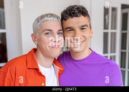 Portrait du jeune couple gay heureux en amour regardant l'appareil photo Banque D'Images