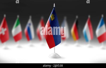 Le drapeau national du Liechtenstein sur fond de drapeaux d'autres pays Banque D'Images