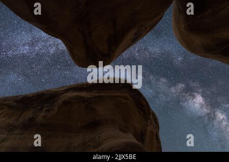De la photo ci-dessous de magnifiques formations rocheuses contre le ciel au Devils Garden dans l'Utah, dans un ciel laiteux et étoilé la nuit Banque D'Images