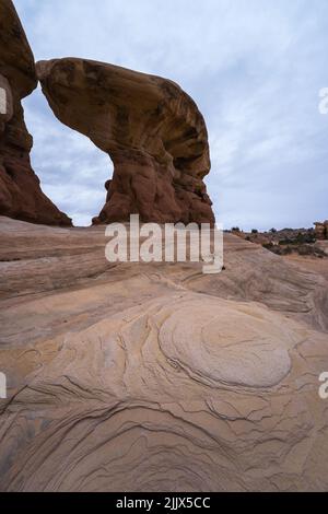 De grandes formations rocheuses de neige au Devils Garden, dans le Grand Staircase Escalante National Monument Banque D'Images