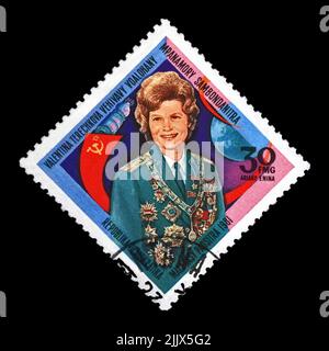 Valentina Terechkova, astronaute soviétique, 1st femme dans l'espace, drapeau soviétique rouge, vers 1981. Timbre postal annulé imprimé à Madagascar isolé Banque D'Images