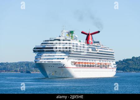 Seattle - 19 juillet 2022 bateau de croisière Carnival Splendor se transforme dans Elliott Bay alors qu'il se présente pour une croisière en Alaska au départ de Seattle Banque D'Images