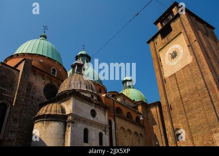 Cathédrale ou Duomo de Trévise - Cattedrale di San Pietro Apostolo, Cathédrale Saint Pierre l'Apôtre - et son clocher indépendant. Trévise, Italie Banque D'Images