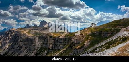 Vue panoramique sur la cabane alpine Dreizinnenhutte dans les Dolomites de Sexten Banque D'Images