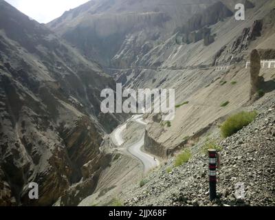 Vue panoramique des montagnes contre le ciel route sans fin Leh-Manali dans la montagne indienne de l'Himalaya Banque D'Images