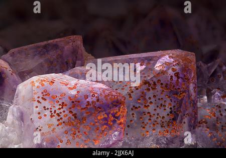 Macro photo de l'arrière-plan des cristaux d'améthyste lilas Banque D'Images