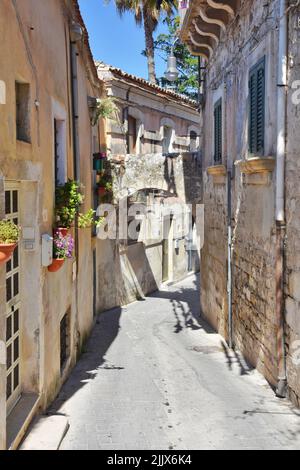 Un cliché vertical de rue étroite entre les vieilles maisons de Modica, une ville historique de Sicile, Italie Banque D'Images