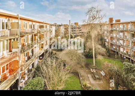 De dessus zone résidentielle avec un jardin sur une journée ensoleillée Banque D'Images