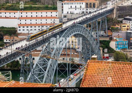 Métro do Porto tramway traversant le pont Luiz 1 pont au-dessus du fleuve Douro Porto Portugal conçu par Theophile Seyrig, partenaire de Gustave Eiffel Banque D'Images