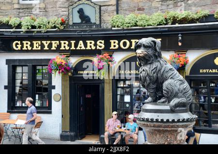 Touristes avec la statue de bobby de greyfriars touchant son nez pour la chance edinburgh Royal Mile ecosse à l'été 2022 Royaume-Uni Banque D'Images