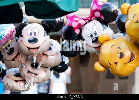 Un groupe de ballons d'hélium gonflés de Micky Mouse, Minnie Mouse et Pooh à motif d'ours en aluminium se sont regroupés et flottent face à la caméra Banque D'Images