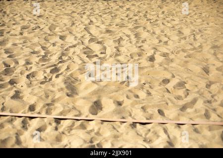 Beach-volley. Terrain de baseball sur la plage. Texture du sable. La corde repose sur le sable. Détails de la plage. Banque D'Images