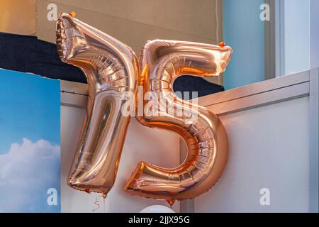 Soixante-dix-cinq ans de célébration de feuillard Helium Balloons Banque D'Images