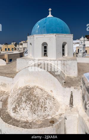 Dôme bleu sur une église dans le village de Megalochori, Santorini, Cyclades, Grèce, Europe Banque D'Images