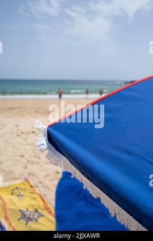 Vila do Bispo, Portugal. 17th juillet 2022. Un parasol se trouve sur la plage de Praia da Ingrina, en Algarve. Crédit : Viola Lopes/dpa/Alamy Live News Banque D'Images