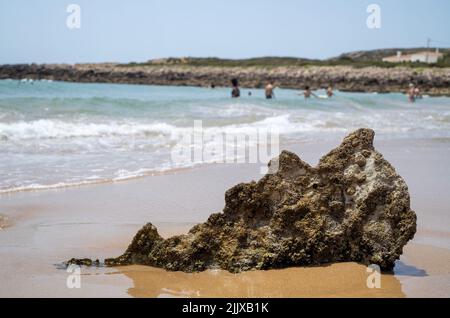 Vila do Bispo, Portugal. 17th juillet 2022. Un rocher sur la plage 'Praia da Ingrina' en Algarve. Crédit : Viola Lopes/dpa/Alamy Live News Banque D'Images
