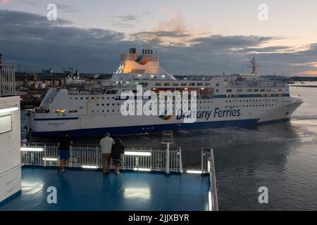 Brittany Ferries Normandie quitte Portsmouth au crépuscule Banque D'Images
