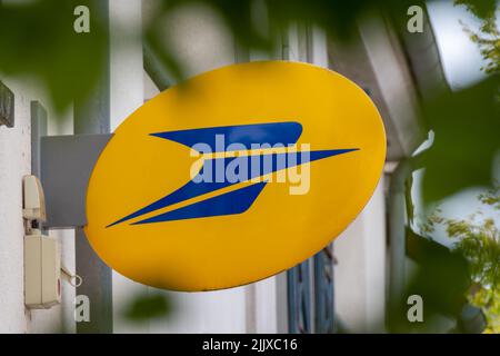 Signe et logo de la société française la poste sur la façade d'un bureau de poste. Le groupe la poste est le principal opérateur des services postaux en France Banque D'Images