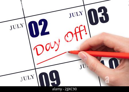 2nd jour de juillet. Écrire du texte à la main LE JOUR de la journée et dessiner une ligne à la date du calendrier 2 juillet. Concept de planification des vacances. Le mois d'été, le jour de l'année concep Banque D'Images