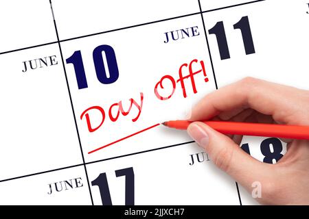 10th jour de juin. Écrire du texte à la main LE JOUR de la journée et dessiner une ligne à la date du calendrier le 10 juin. Concept de planification des vacances. Mois d'été, jour de l'année conc Banque D'Images