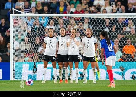 Milton Keynes, Royaume-Uni. 27th juillet 2022. Milton Keynes, Angleterre, 27 juillet 2022 : Sara Doorsoun-Khajeh (23 Allemagne), Lena Oberdorf (6 Allemagne), Kathrin-Julia Hendrich (3 Allemagne) et Sydney Lohmann (8 Allemagne) sont prêtes pour un coup de pied gratuit par Selma Bacha (13 France) lors du match de football semi-final de l'UEFA Womens Euro 2022 entre l'Allemagne et la France au stade MK de Milton Keynes, en Angleterre. (Daniela Porcelli /SPP) crédit: SPP Sport presse photo. /Alamy Live News Banque D'Images