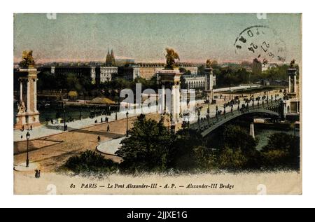 Pont Alexander III à Paris, France, vers 1924. Carte postale annulée vintage imprimée en France isolée Banque D'Images