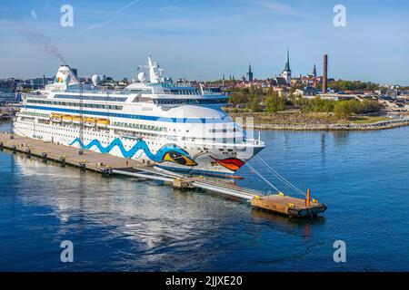 Tôt le matin, lumière sur le bateau de croisière AIDAvita dans le port de Tallinn, la capitale de l'Estonie Banque D'Images