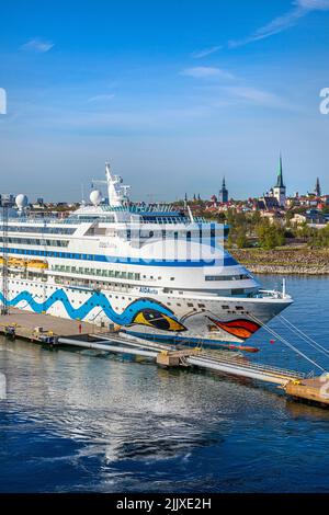 Tôt le matin, lumière sur le bateau de croisière AIDAvita dans le port de Tallinn, la capitale de l'Estonie Banque D'Images