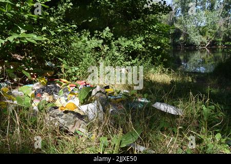 Des déchets près de la rivière Klátovská Rameno Banque D'Images