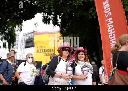 Les spectateurs se rendent au stade avant la cérémonie d'ouverture des Jeux du Commonwealth de Birmingham 2022 au stade Alexander, à Birmingham. Date de la photo: Jeudi 28 juillet 2022. Banque D'Images