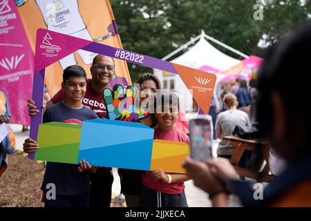 Les spectateurs se rendent au stade avant la cérémonie d'ouverture des Jeux du Commonwealth de Birmingham 2022 au stade Alexander, à Birmingham. Date de la photo: Jeudi 28 juillet 2022. Banque D'Images