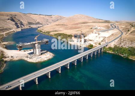 Pont sur une autoroute en construction Banque D'Images