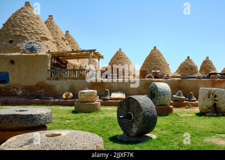 Maisons de ruches restaurées dans le district de Harran dans la province de Sanliurfa, Turquie Banque D'Images