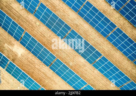 Vue aérienne de la ferme de panneaux solaires Banque D'Images