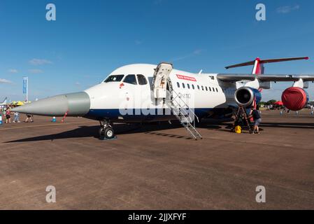 QINETIQ British Aerospace 146, RJ100, G-ETPL au Royal International Air Tattoo Airshow à RAF Fairford, Royaume-Uni. ETPS. Avec bec d'essai étendu Banque D'Images