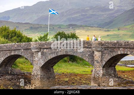 Eilean Donan 13th siècle Château écossais Dornie, attraction touristique majeure pour l'Écosse, jour d'été avec le soleil, Scottish Highlands, Écosse, Royaume-Uni Banque D'Images