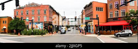 NORWALK, CT, États-Unis - 28 JUILLET 2022 : vue panoramique du pont à Washington Street dans le centre-ville Banque D'Images