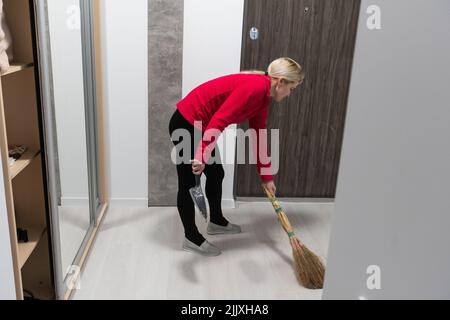 Vue rapprochée du couloir de l'appartement femme CLEANER Banque D'Images
