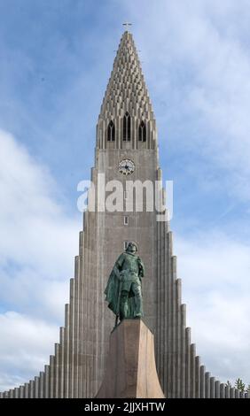 Reykjavík, Islande - 4 juillet 2022 vue rapprochée verticale de la statue du Mémorial Leif Eriksson (1929-1932), cette statue se trouve à l'avant de la Ha Banque D'Images