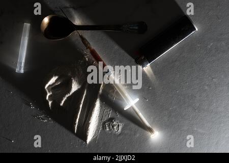 Drogues de diverses sortes et crânes humains sur le plancher, Collection de différentes drogues dures héroïne Banque D'Images