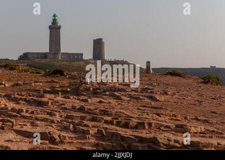 Belle côte à côté du phare Phare du Cap Frehel dans les Côtes-d'Armor, France. Les rochers et l'herbe sur la péninsule sous le soleil Banque D'Images