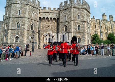 Windsor, Berkshire, Royaume-Uni. 28th juillet 2022. La relève de la garde au château de Windsor était aujourd'hui effectuée par la Garde du château de Windsor, 1st gardes du bataillon Coldstream, avec le soutien musical du corps des tambours de la Garde du bataillon Coldstream, 1st. Crédit : Maureen McLean/Alay Live News Banque D'Images