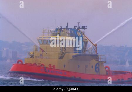 C-Tractor 6 présente des canons à eau dans le port de San Diego Banque D'Images