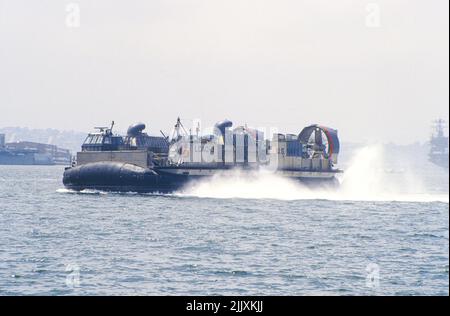 LCAC opérant dans le port de San Diego Banque D'Images