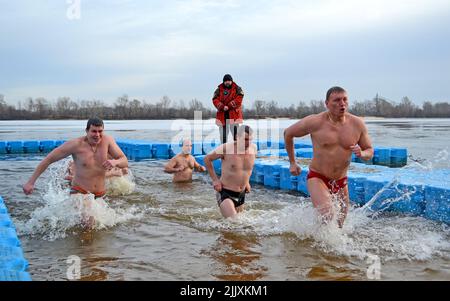 Epiphany près de la cathédrale Svjato-Pokrovskiy à Kiev, Ukraine. Les gens plongent dans l'eau froide de glace comme elle aide le corps est devenu résilient à la maladie. Banque D'Images