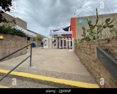 Les gens visitent le marché agricole hebdomadaire de Green Valley, Arizona. Banque D'Images