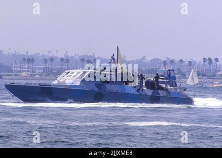 Patrouilleur de PHOQUES de la marine opérant dans les eaux du port de San Diego Banque D'Images