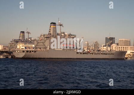 USNS Guadalupe T-AO-200 relié au quai dans le port de San Diego Banque D'Images