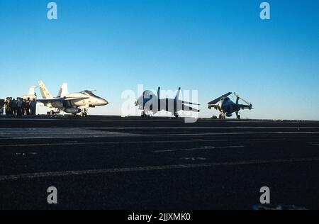 F/A-18, F-14 et A6 sur le pont de vol d'un porte-avions de la Marine américaine Banque D'Images