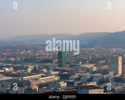Zurich, Suisse - 26 mars 2022 : vue panoramique sur la ville avec la célèbre tour principale. Banque D'Images